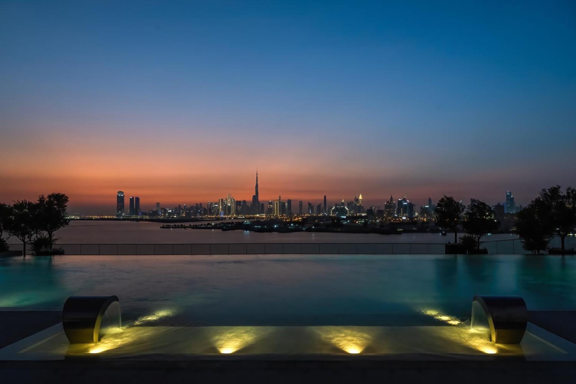 Address Creek Harbour Hotel ดูไบ ภายนอก รูปภาพ View of the Dubai skyline from the pool deck